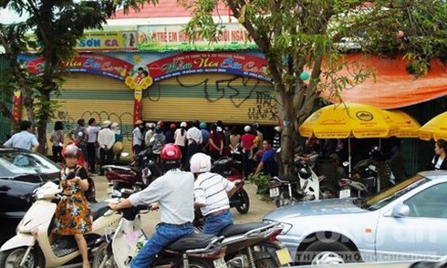 Khởi tố hai bảo mẫu hành hạ trẻ em - ảnh 2