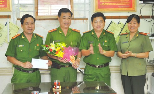 Bí mật từ chiếc điện thoại trong tiệm cầm đồ - ảnh 1