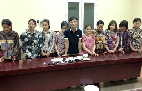 Khi bóng hồng sa chân trên chiếu bạc - ảnh 1