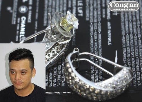 Tên cướp táo tợn, giật đôi bông tai kim cương trị giá 50.000 USD - ảnh 1