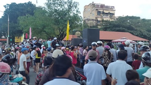 “Đòi”... cha giữa tiệc cưới - ảnh 1