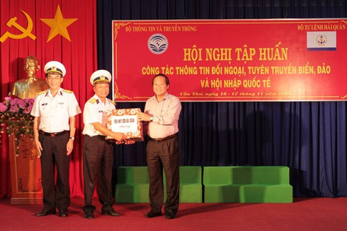 Thông tin đối ngoại, biển đảo đến với Hải quân - ảnh 1