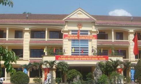 Phó chủ tịch huyện bị đình chỉ công tác vì đánh bạc - ảnh 1