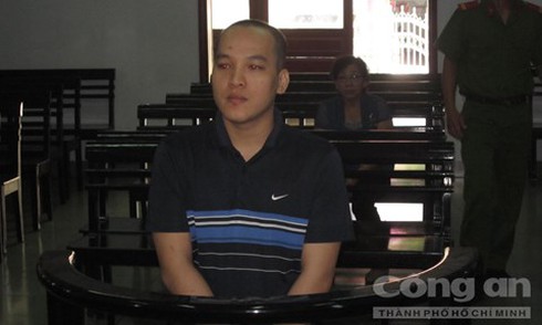 Đi tù vì sắm tóc giả, súng bắn điện hẹn chủ xe đến cướp - ảnh 1