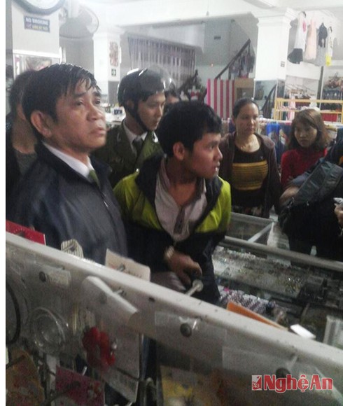 Nam sinh viên dùng đèn phóng điện cướp tài sản - ảnh 1