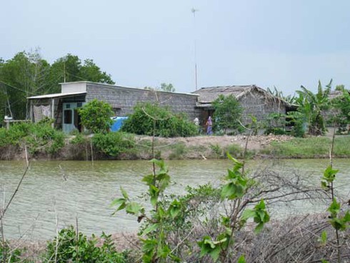 Phát hiện cha mẹ tử vong ở đầm tôm, con trai lặng lẽ mai táng - ảnh 1