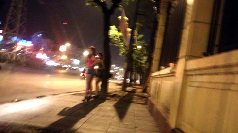 “Gạ tình” trên phố - ảnh 1