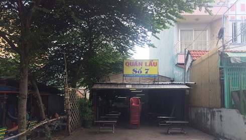 Rút súng đòi nợ, bị vợ chồng chủ quán nhậu cầm ghế nhựa đập văng - ảnh 1