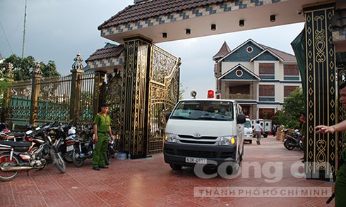 Camera ghi hình nghi can sát hại vợ chồng trong biệt thự tiền tỷ ở Tiền Giang - ảnh 2