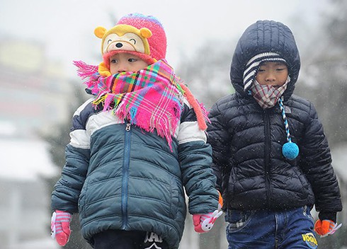 Phụ huynh Hà Nội chật vật khi con nghỉ học vì rét - ảnh 1