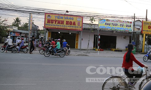 Hai thanh niên dùng búa đập tủ cướp vàng giữa ban ngày ở Bình Dương - ảnh 1