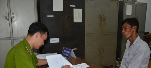 Một phụ nữ bị chặn đánh tới tấp giữa chợ còn bị cướp dây chuyền - ảnh 2