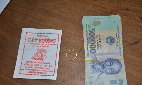 Một phụ nữ bị chặn đánh tới tấp giữa chợ còn bị cướp dây chuyền - ảnh 3