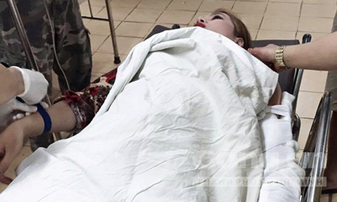 Cô gái bị 2 thanh niên cướp túi xách cắt đứt 4 gân tay - ảnh 1