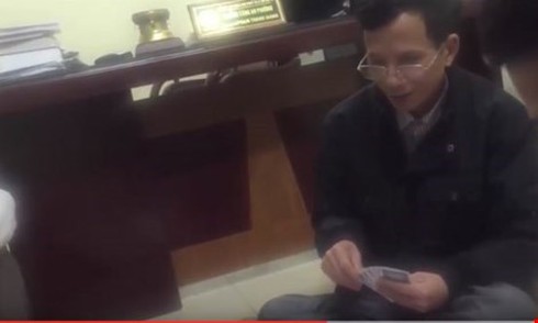 Người quay clip công an đánh bạc tại trụ sở xin ra khỏi ngành - ảnh 1