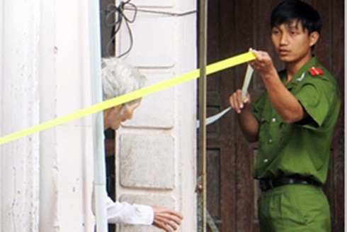 Nghi vợ có bồ, nửa đêm đi chích điện “tình địch” - ảnh 1