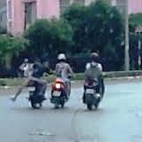 Băng nghiện dùng roi điện, mã tấu gây ra 22 vụ cướp kinh hoàng - ảnh 1