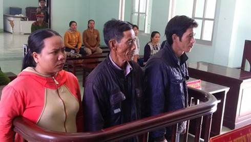 Xô đổ bàn, đập bảng tên lãnh đạo tại trụ sở tiếp dân - ảnh 1