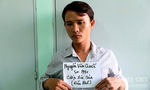 Kề dao vào cổ đôi nhân tình đang tâm sự để cướp xe máy - ảnh 1