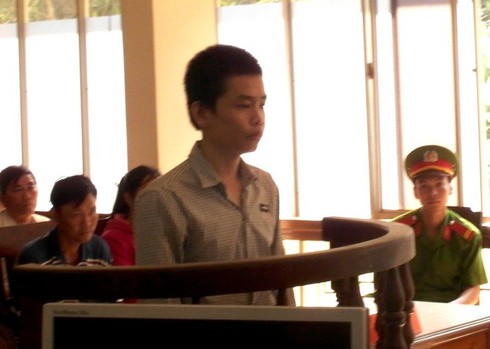 Rủ bé gái đi tắm mương rồi vào vườn cao su... làm chuyện người lớn - ảnh 1