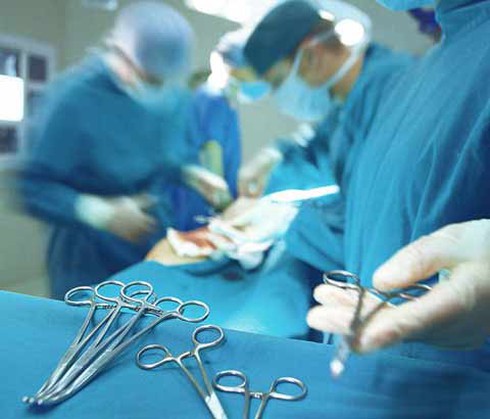 Lấy cây kim nằm trong bụng bệnh nhân suốt 15 năm - ảnh 1