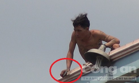 Nam thanh niên ngáo đá cầm dao leo nóc nhà dân cố thủ - ảnh 1
