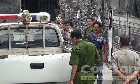 Nam thanh niên ngáo đá cầm dao leo nóc nhà dân cố thủ - ảnh 2