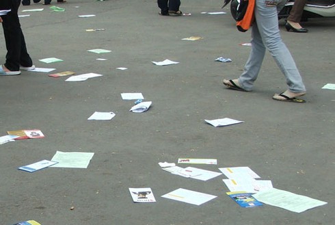 Người phát tờ rơi, QC gây cản trở giao thông có thể bị phạt từ 1 đến 2 triệu - ảnh 1