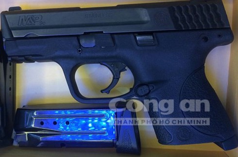 Cảnh sát cơ động giải cứu hai cô gái khỏi tay hai tên cướp có súng - ảnh 1