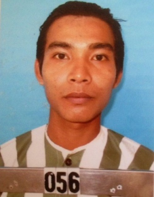 Tạt vợ tô mì đang nấu, chồng bị truy tố - ảnh 1