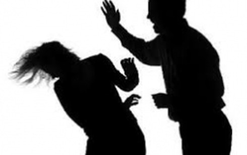 Bị đánh vì… mê phim! - ảnh 1