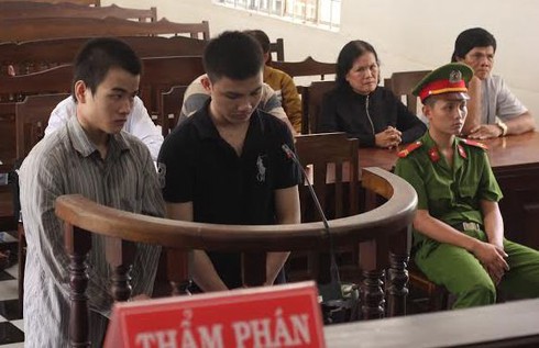 Ném đá vào xe ôtô để… giải khuây, 2 đối tượng nhận án hơn 10 năm tù - ảnh 1