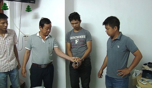 Bị siết cổ, cướp xe khi đang ngồi tâm sự với bạn gái - ảnh 1