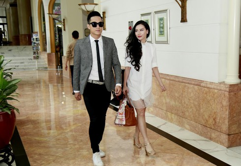 Hai nhà báo bắt tay đạo diễn