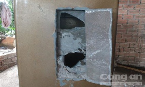 Trộm đục két sắt giữa ban ngày, lấy đi 230 triệu đồng - ảnh 1