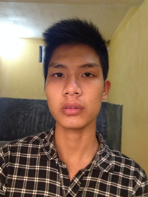 Chui vào gầm giường để rình mò - ảnh 1