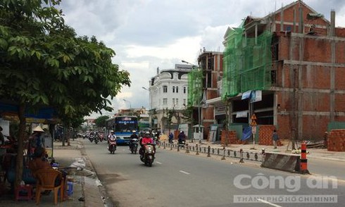 Hai dân phòng ‘đấu’ 7 tên cướp có hung khí, bình xịt hơi cay để cứu người - ảnh 1