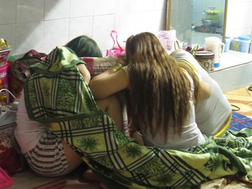 Đột kích cơ sở massage, nhân viên chạy tán loạn - ảnh 1