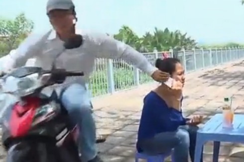 Về đến cổng nhà vẫn bị giật điện thoại - ảnh 1