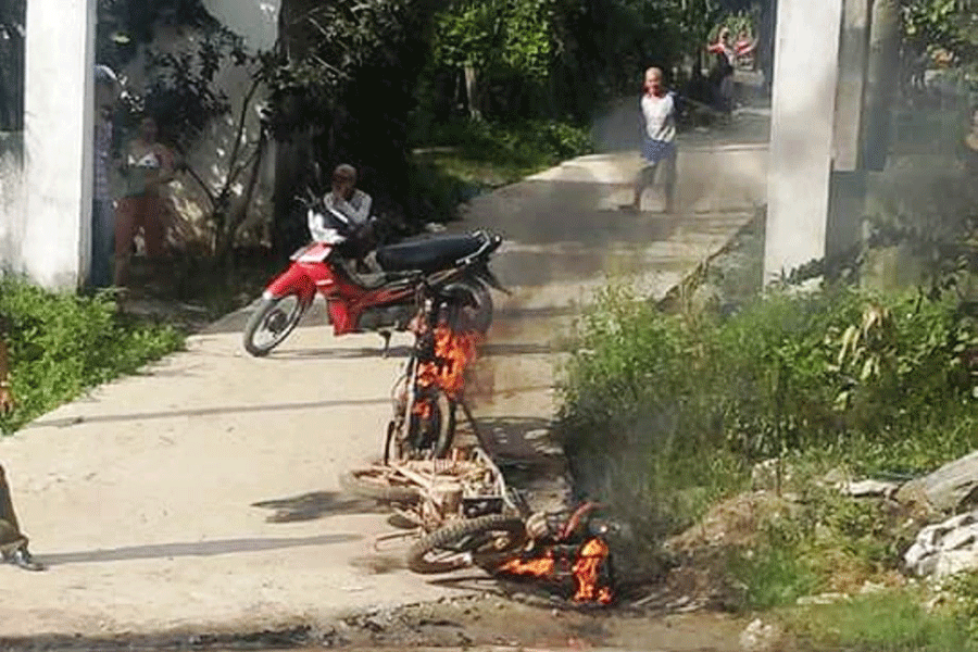 Đốt xe mô tô thách thức Công an - ảnh 1