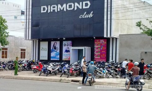 Đột nhập quán bar Diamond, Công an tạm giữ hơn 100 dân bay đêm - ảnh 1