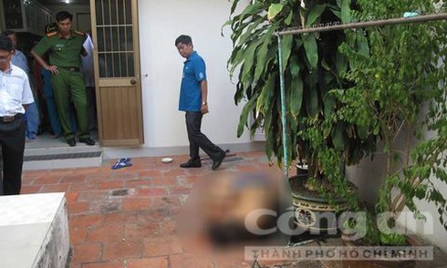 Học sinh phát hiện thầy giáo chết sau nhà với vết hằn trên lưng - ảnh 1