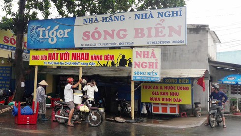 Phó phòng bảo vệ chính trị nội bộ đập ly vào đầu bạn nhậu - ảnh 1