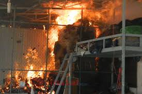 Nhốt “tình địch” và con, đe dọa nổ bình gas trong đêm - ảnh 1