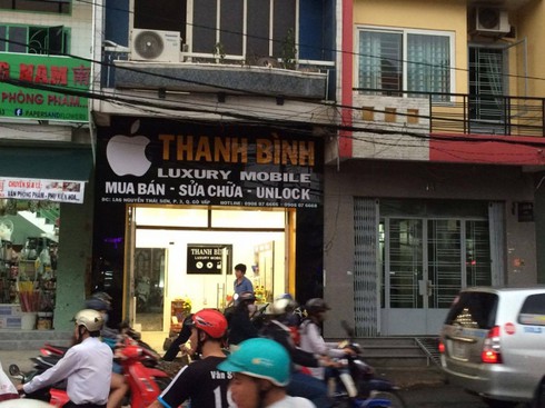 Dùng súng, bình xịt hơi cay cướp tiền vàng giữa TP.HCM - ảnh 1