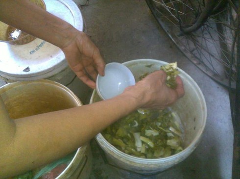Dưa cà muối bằng thùng sơn độc hại tràn chợ - ảnh 1