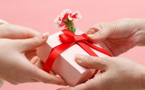 Bi hài chuyện chồng tặng quà vợ ngày Quốc tế phụ nữ 8/3 - ảnh 1