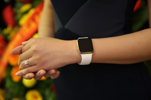 Đồng hồ đeo tay Apple Watch mạ vàng đầu tiên ở Việt Nam giá bao nhiêu? - ảnh 3