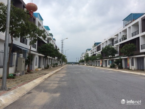 Chuyện lạ Hà Nội: Dự án xây nhà trên cống thoát nước của cả làng? - ảnh 1