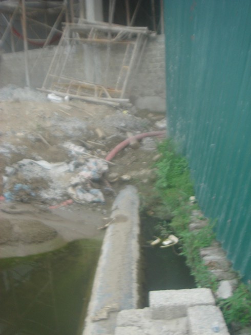 Chuyện lạ Hà Nội: Dự án xây nhà trên cống thoát nước của cả làng? - ảnh 3